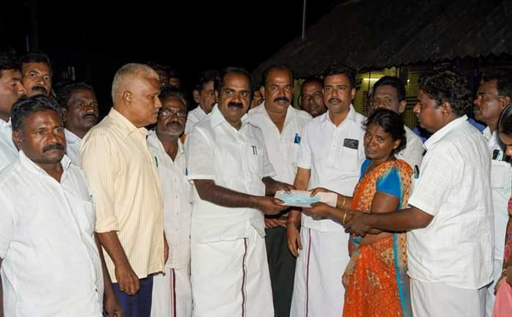 minister meyyanathan gave relief to the farmer's family