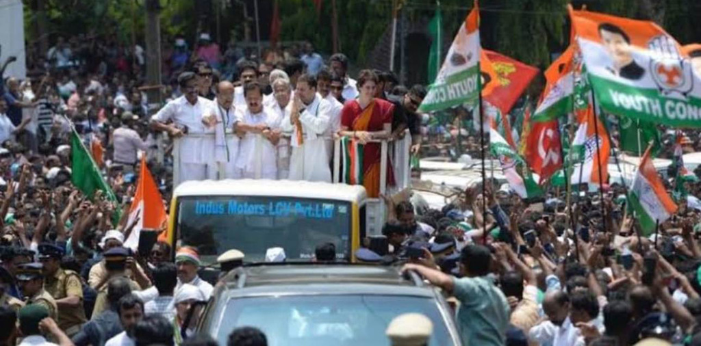 Rahul wave at Kerala Wayanad