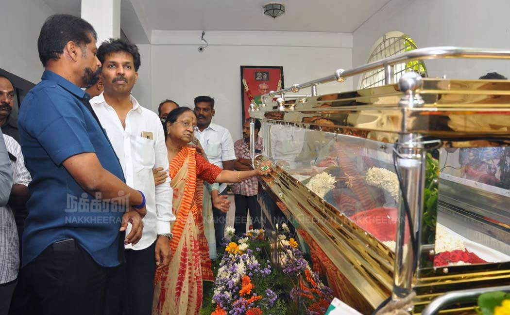 Photos of Nakkheeran editor and vairamuthu pay tribute to K Anbazhagan