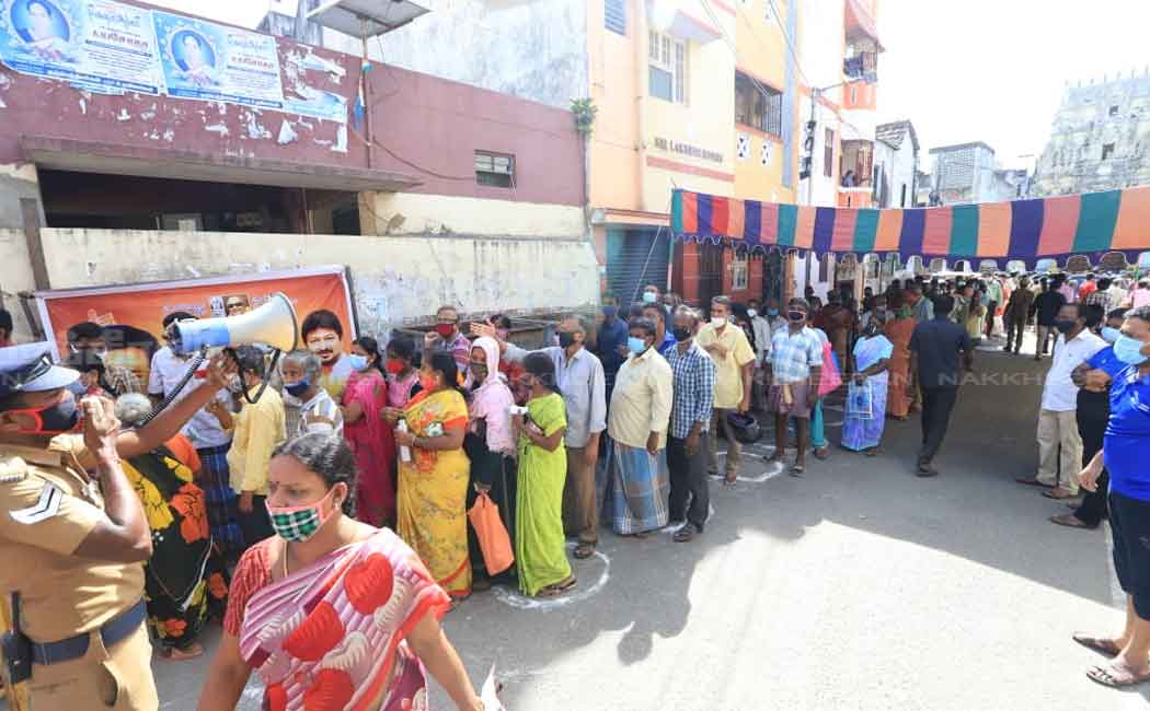 People flocking in ration shops to get corona relief