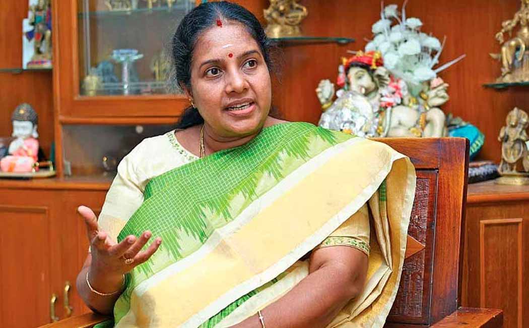 Vanathi Srinivasan comment on sonia gandhi and priyanka gandhi