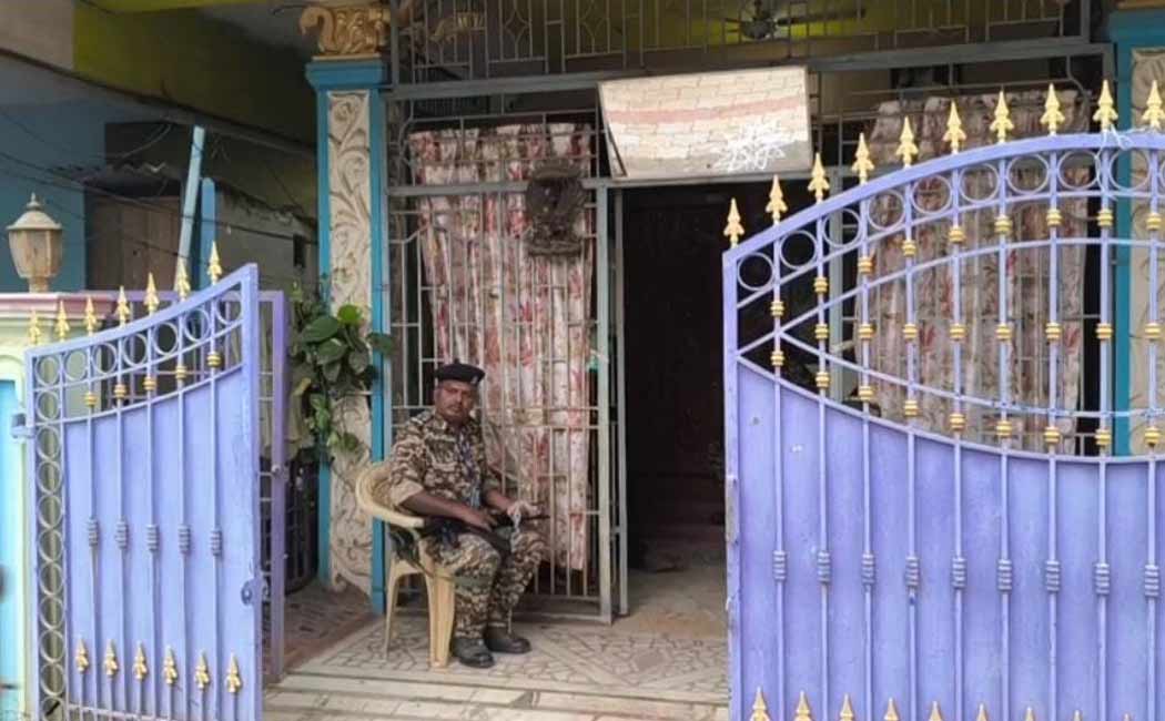 ED raids 5 places including AIADMK and BJP treasurer houses