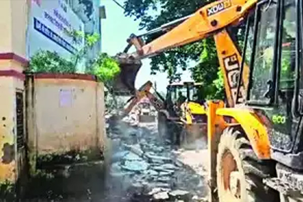 Police station building demolished by bulldozer in Uttar Pradesh