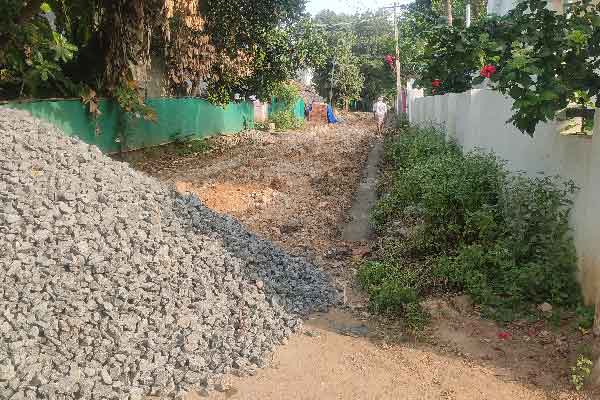 2 tenders per road! People's tax money is wasted due to negligence of officials!