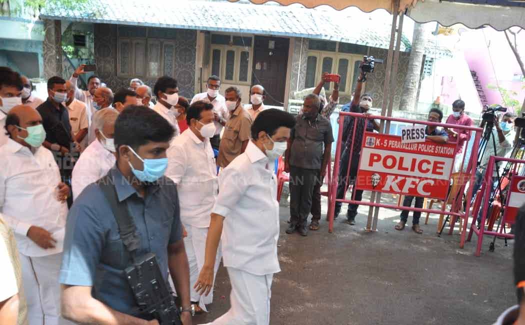 Chief Minister paid personal tribute to the body of the late Nallamanayudu!