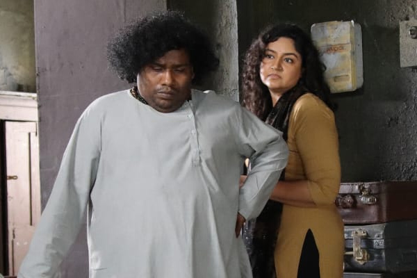yogi babu in Jora Kaiya Thattunga movie review