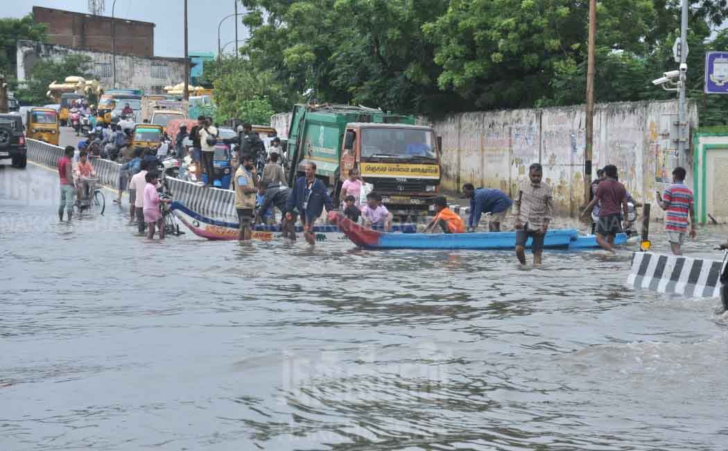 Heavy rain in Chennai Rainwater surrounding the residences (pictures)
