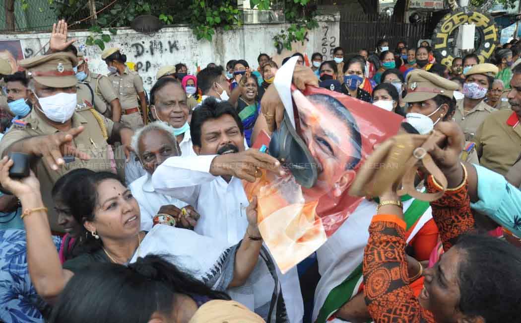Priyanka arrested ..! Demonstration on behalf of Mahila Congress!