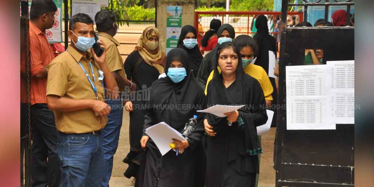 Students Preparing for NEET (Photos)