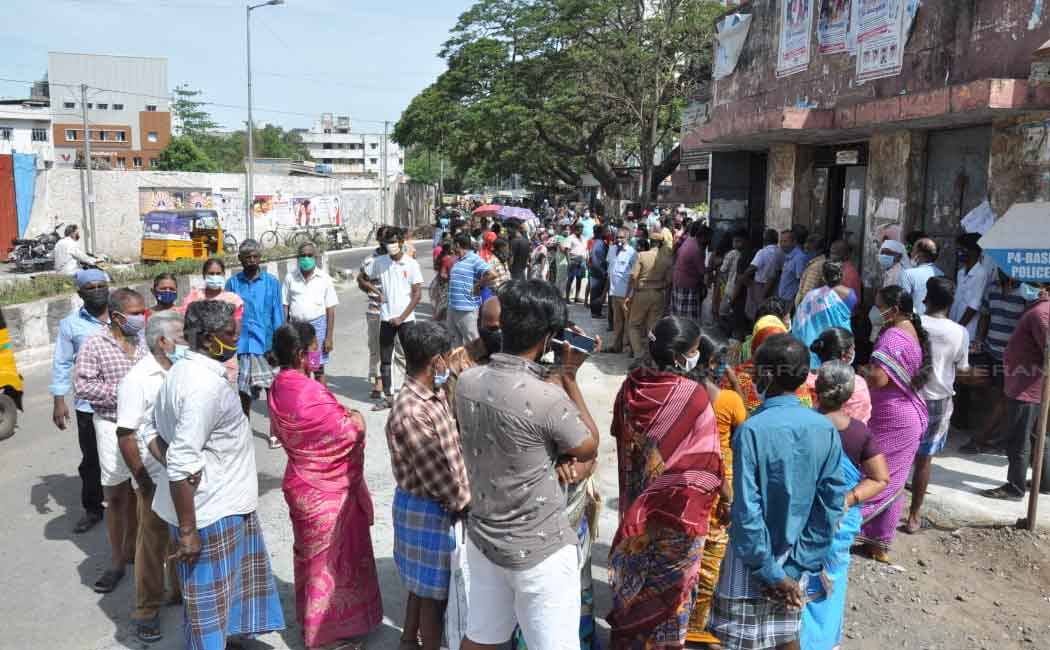 People flocking in ration shops to get corona relief