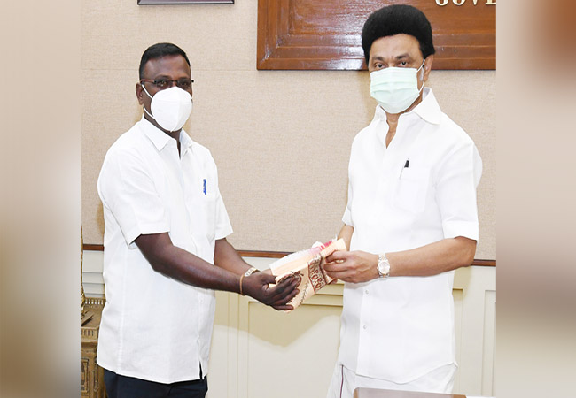 Chief Minister praises the driver of the car that saved the monkey!