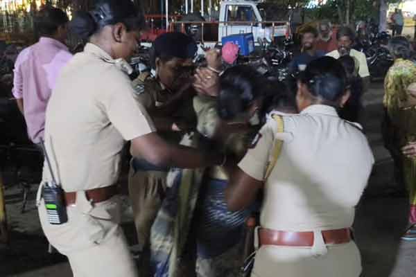 Women argue with police while arresting rowdy in Thoothukudi