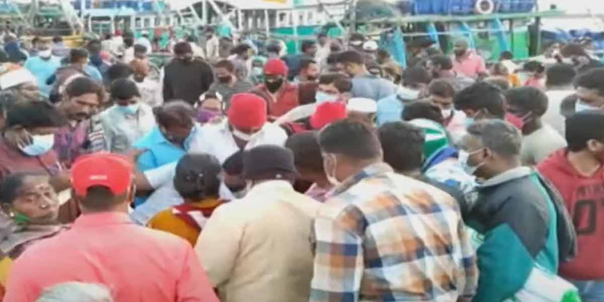Crowd gathered in Kasimedu
