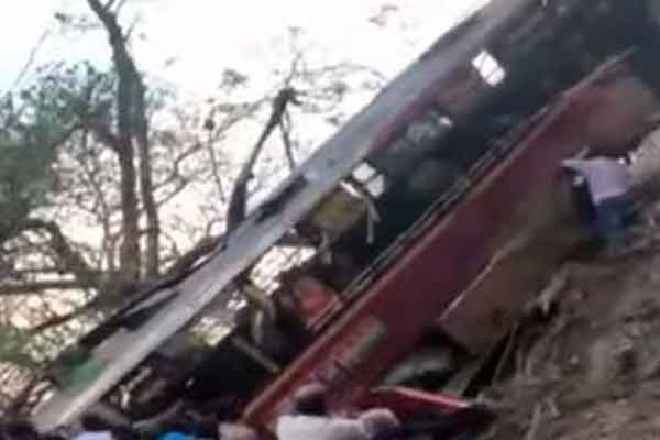 cm stalin condoles family of victims of private bus accident in yercaud