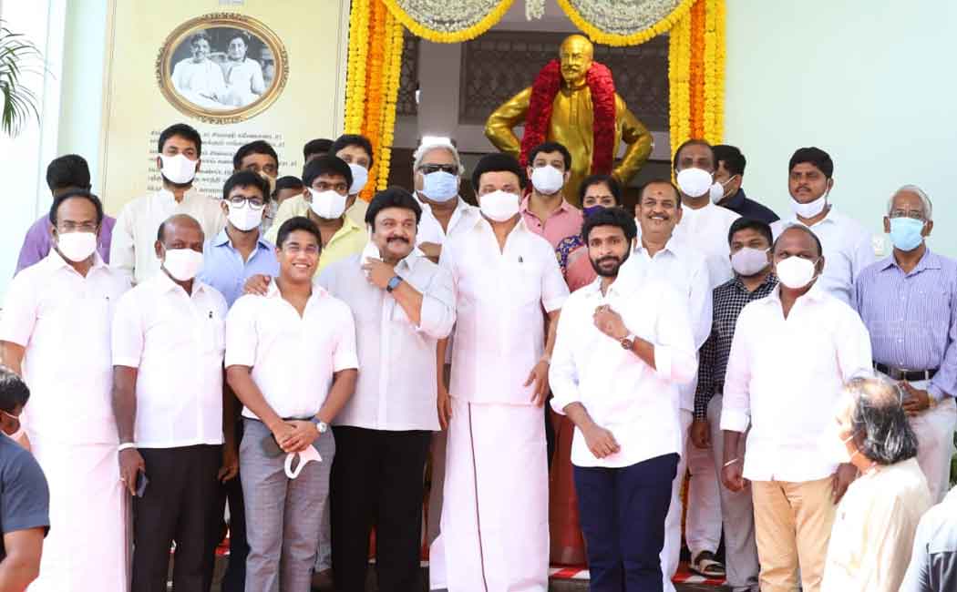 Chief Minister pays homage to Shivaji Ganesan statue