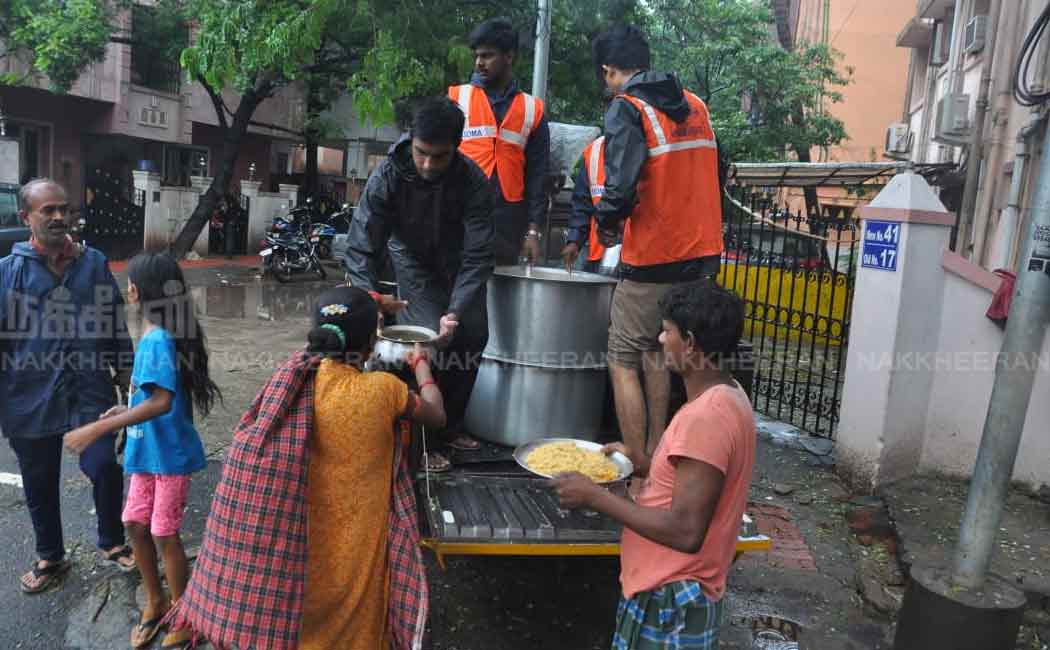 Officials feeding the affected people