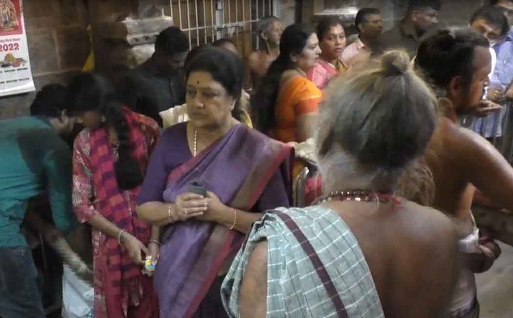 ADMK general body meeting verdict! Sasikala performing darshan in the temple!