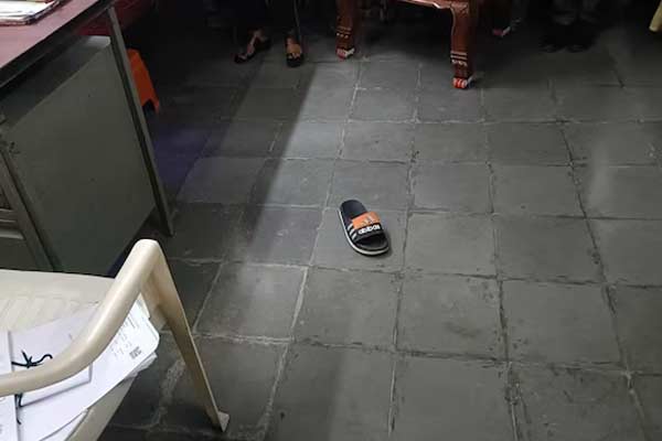 Convict throws shoe at judge in telangana court