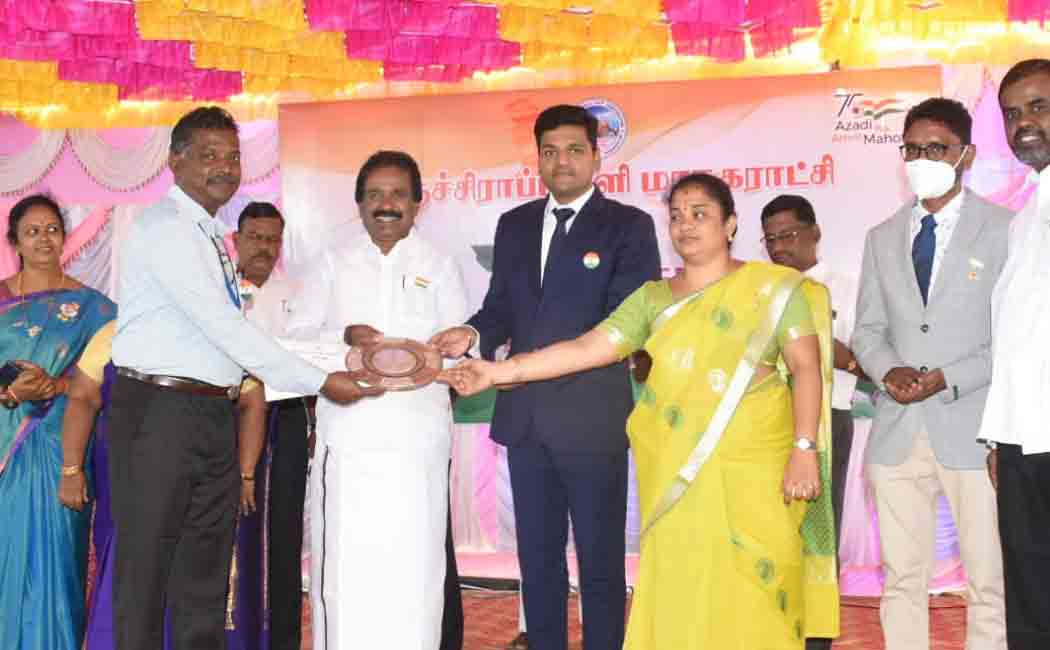 The mayor honored the government officials by hoisting the national flag