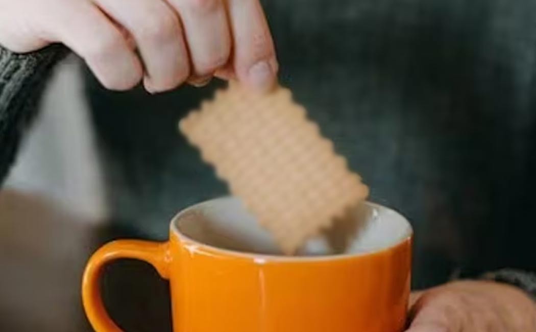 Child passed away of suffocation after eating biscuits with tea