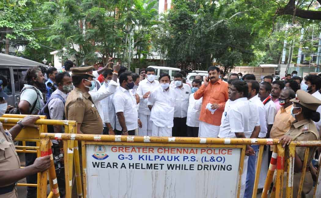 Velumani and Thangamani in front of Vijayabaskar's house!