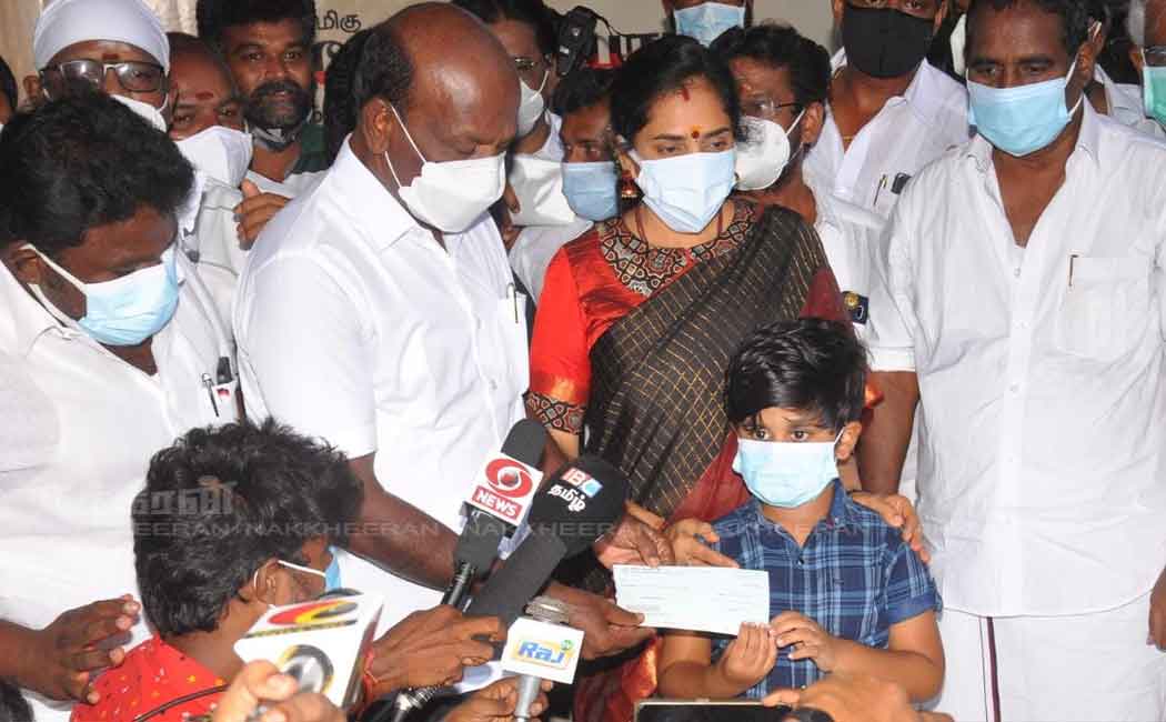 Relief products for serial artists: Ministers participate