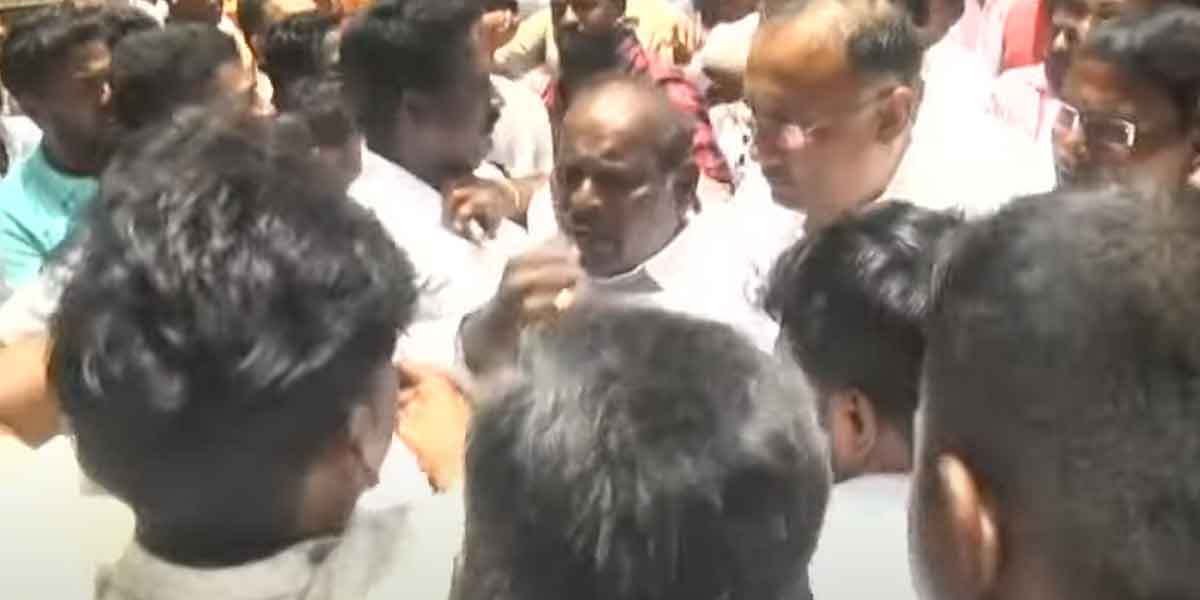 Demand for change of party leadership... Attack on Dinesh Kundurao's car!