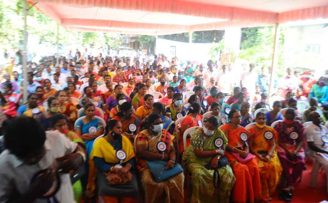 Hunger strike by public sector day laborers ... (Pictures)