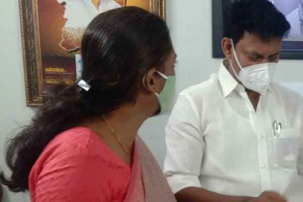 Sanitary napkin dispensing equipment should be fitted in schools - MP Jyoti Mani who met the Minister!