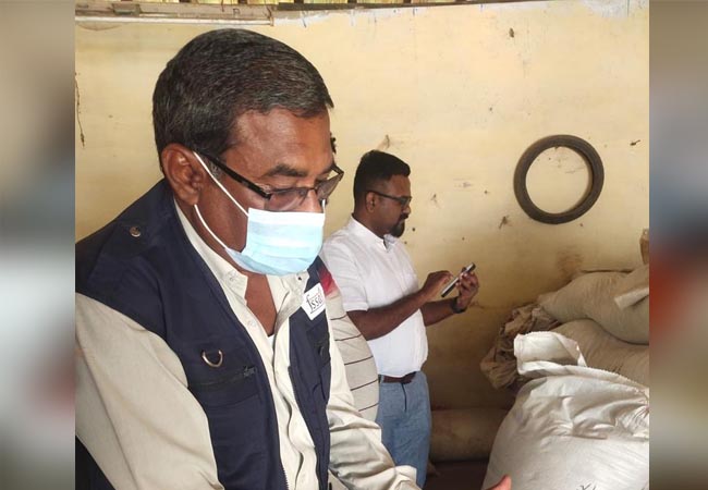 This is how pepper powder is prepared ...! It is our duty to be vigilant! Seizure of spices mixed in Salem!