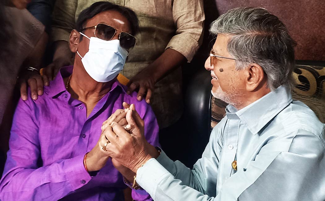 sa chandrasekar meets Vijayakanth