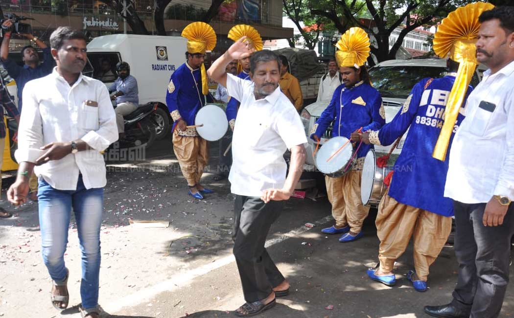 Volunteers who welcome Kamal