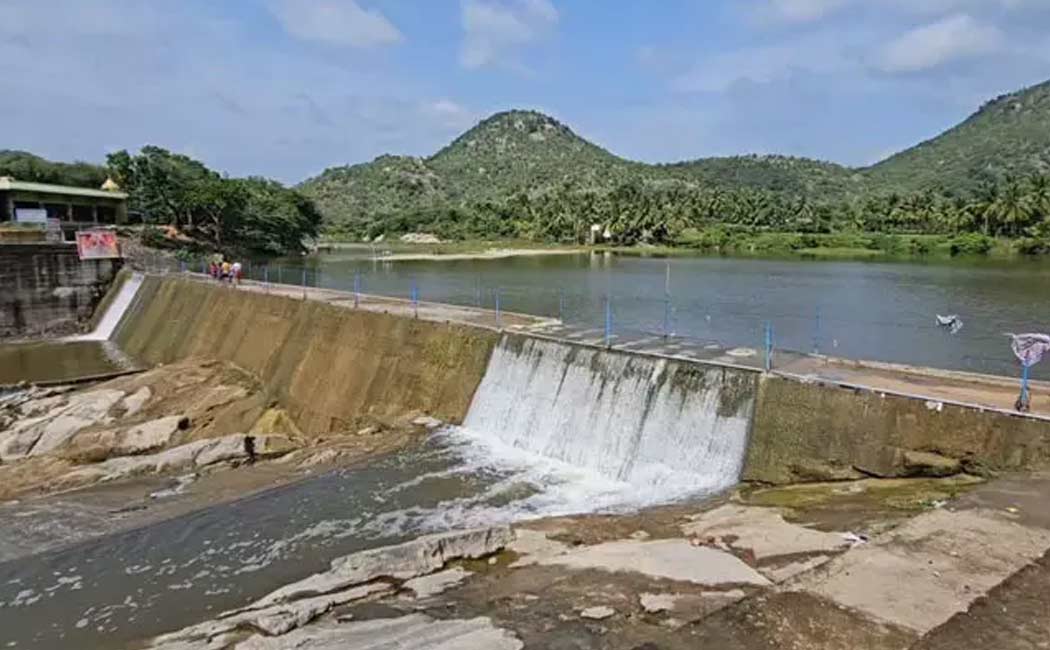 Balaru Pullur barrage is full and rainwater is flowing in Tamil Nadu Bala