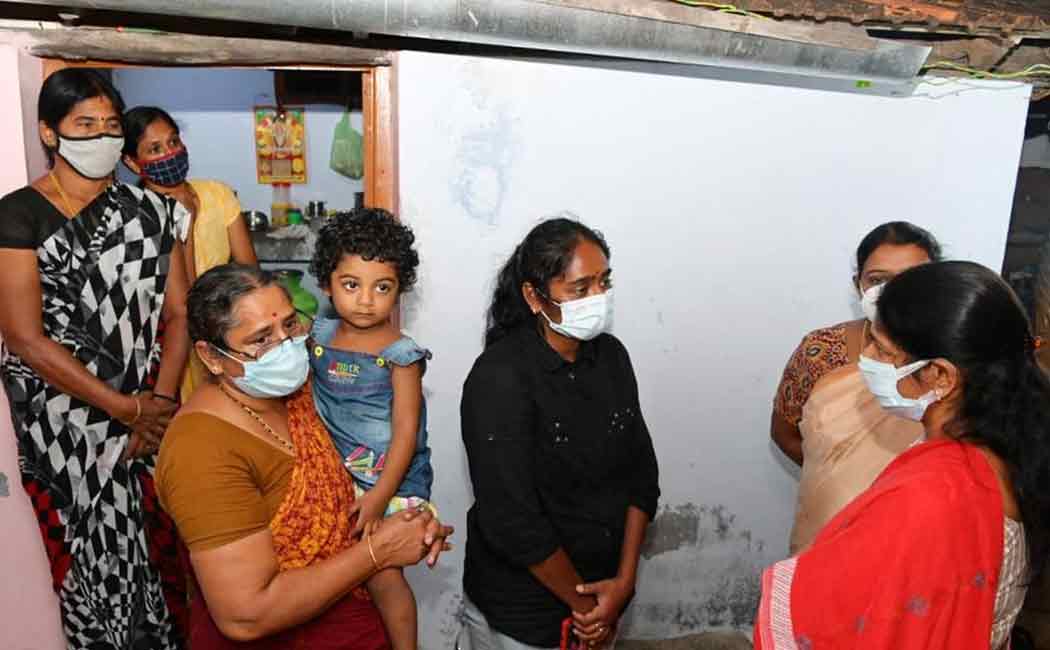 Kanimozhi MP pays tribute to Kira's body in Thoothukudi