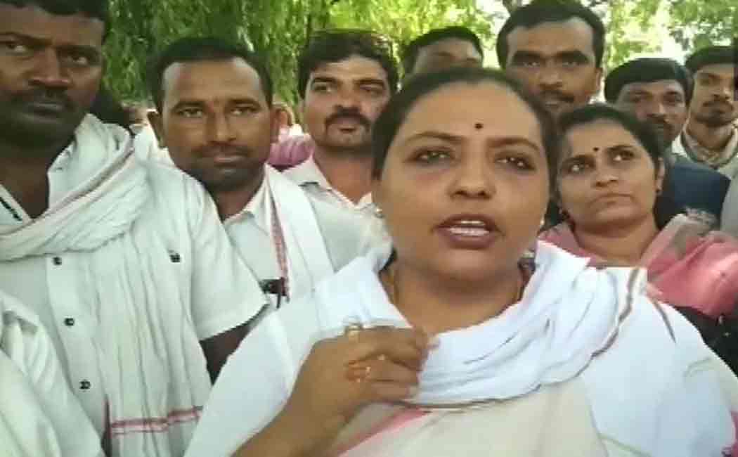 congress mla gets into quarrel with public officers over water distribution