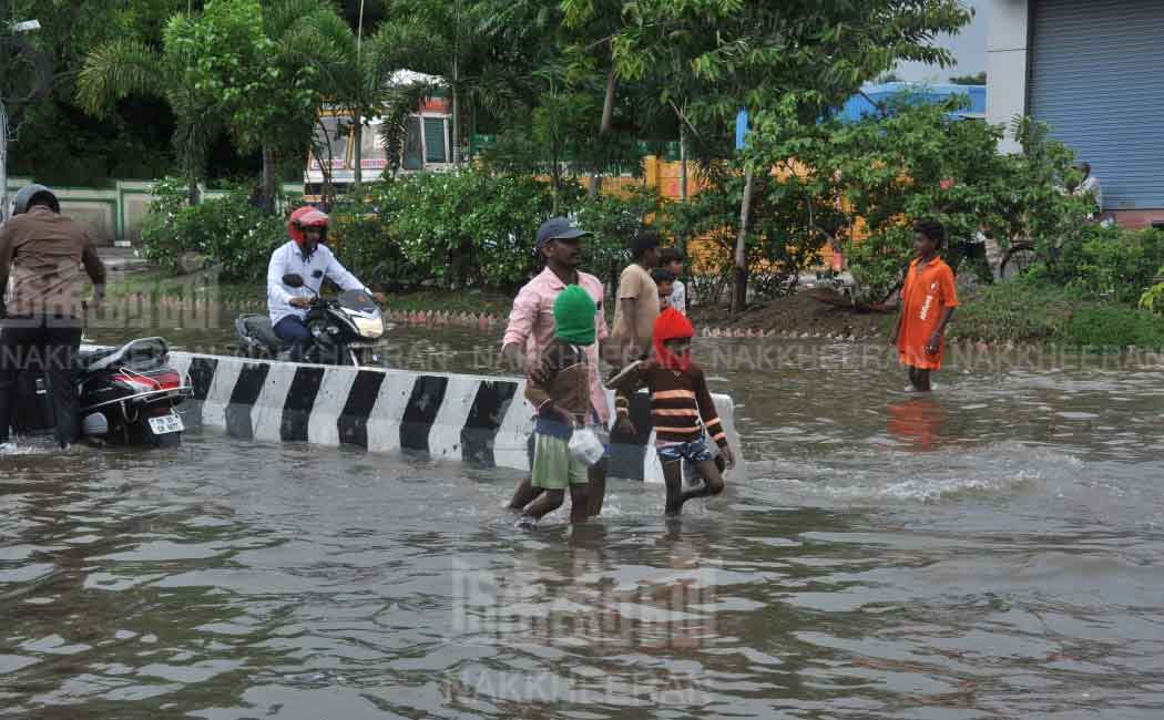 Heavy rain in Chennai Rainwater surrounding the residences (pictures)