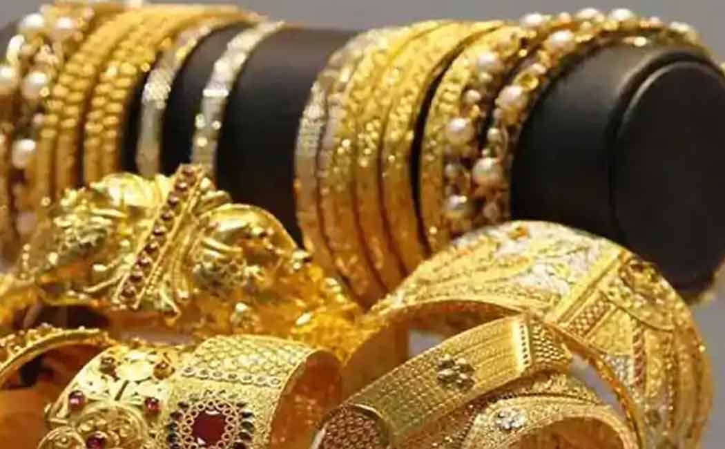 19 lakh fraud against the manager of a private financial institution who is redeeming pawn jewelery ....