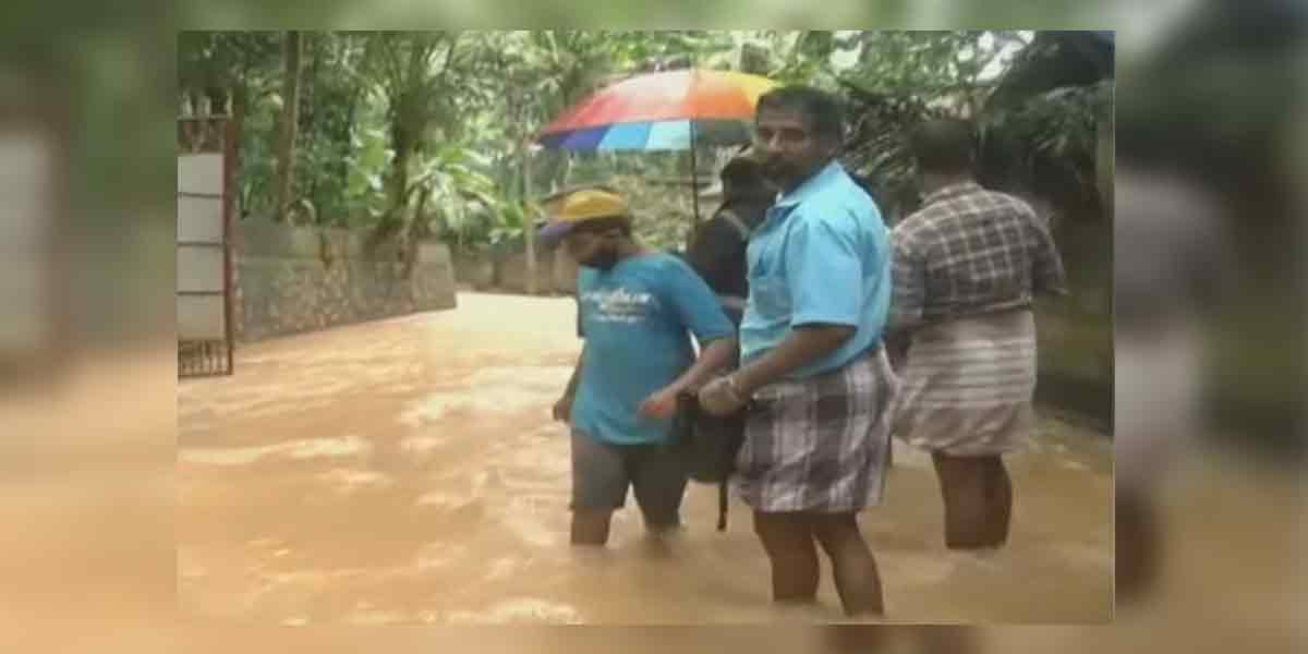 Kumari staggering in the flood ... 2 National Rescue Troops Quick!