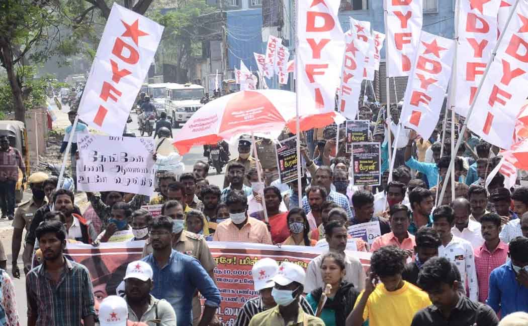 Youths rally in Chennai to fill 10 thousand gangman jobs ... (Pictures)