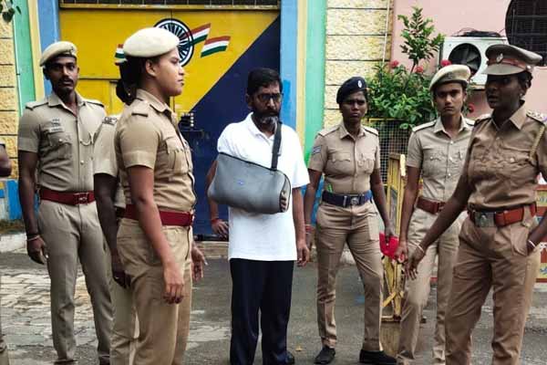They told me to apologize savukku Shankar complains about women guards