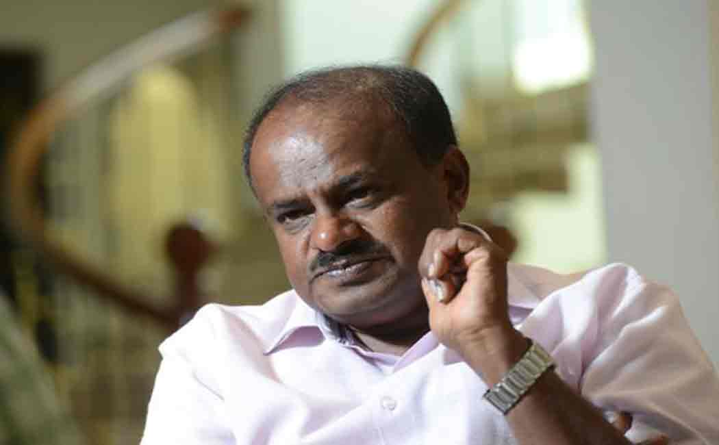 kumaraswamy slams modi and about his makeup