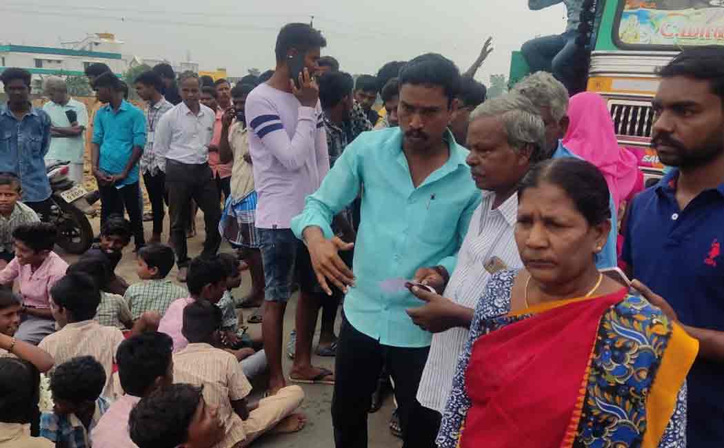 students demanding construction of tunnel near Chidambaram