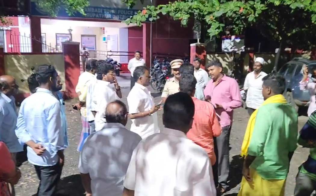 Youth pelted stone on DMK leader's house in vellore