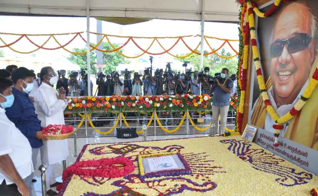 Leaders pay homage at Kalaignar memorial