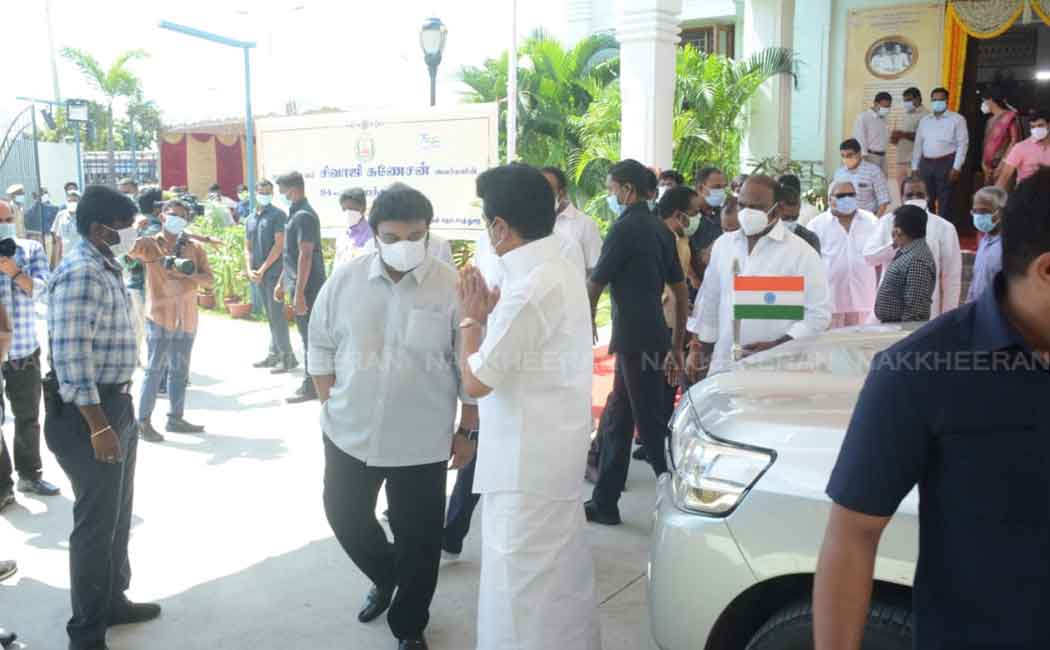 Chief Minister pays homage to Shivaji Ganesan statue