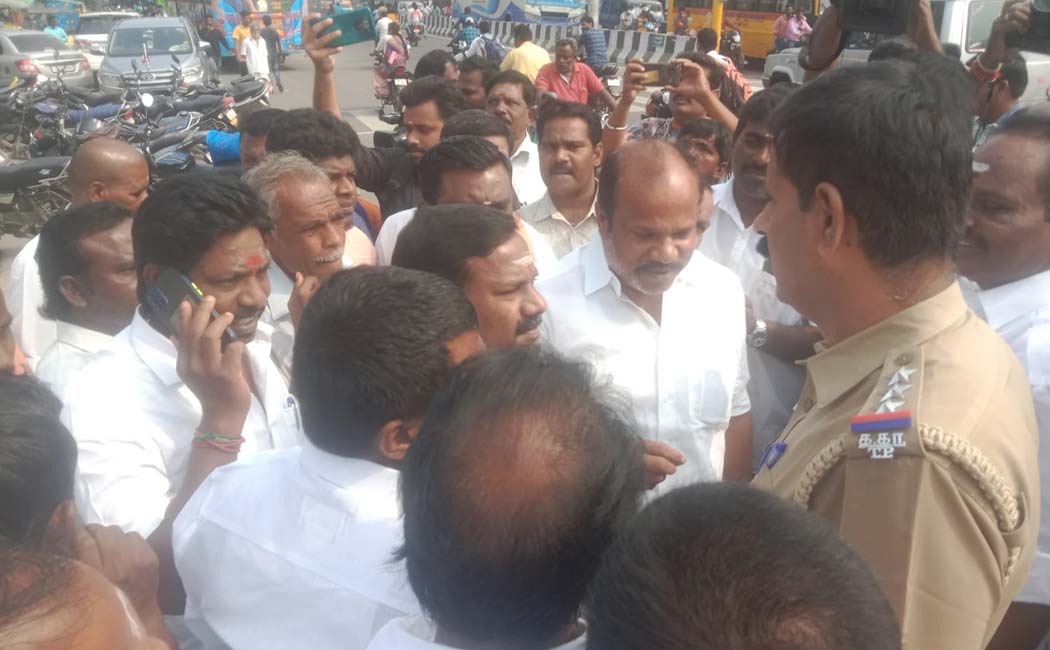 AIADMK members had an argument with the villupuram police