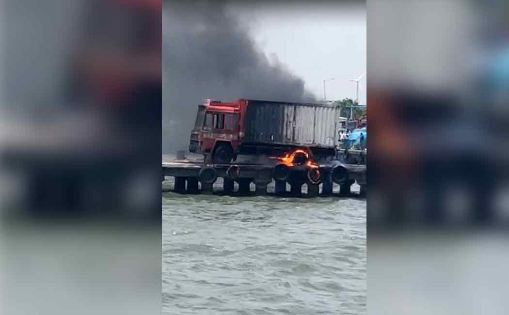 Cylinder explodes in tuticorin, container truck and boat burn ... Rs 1.5 crore items damaged!