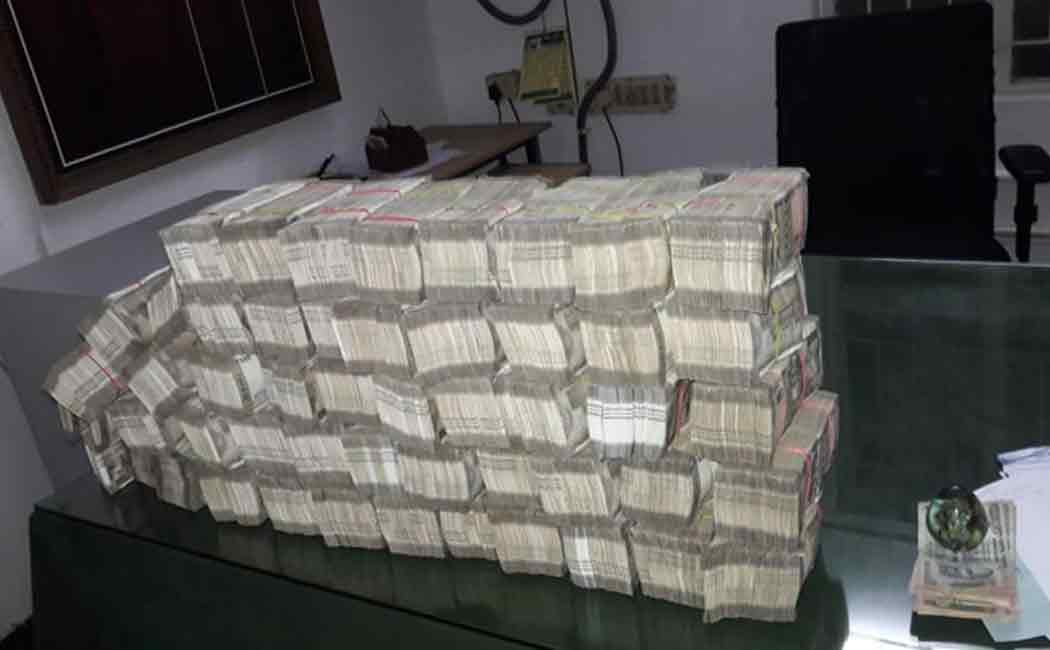 1 crore 56 lakh rupees throwing on the road: looted money-police information