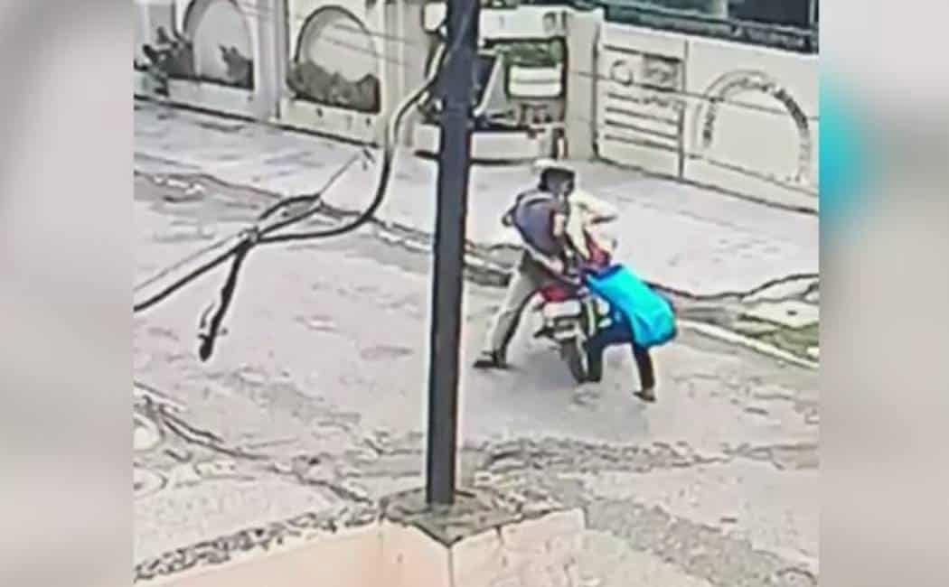 girl - punjab - mobile - snatchers - escape - catch