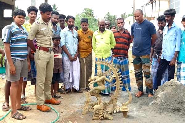 Impon statue discovered in a ditch dug to build a house
